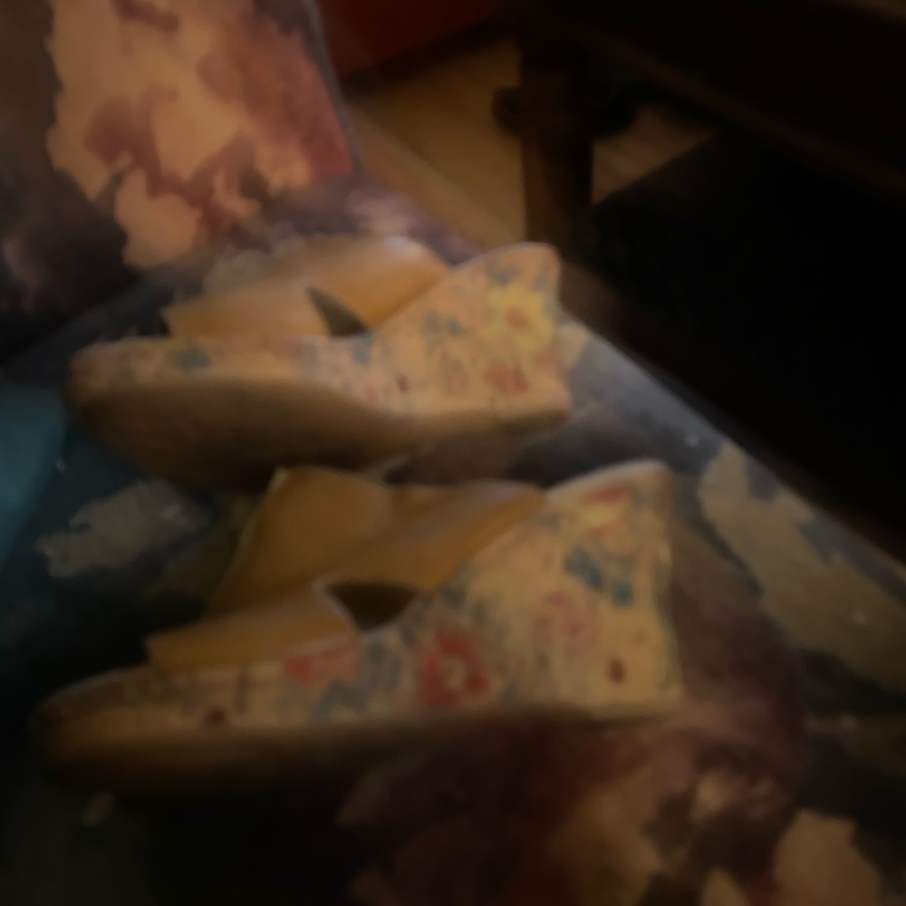 BOC leather and cork wedgies with flower design.